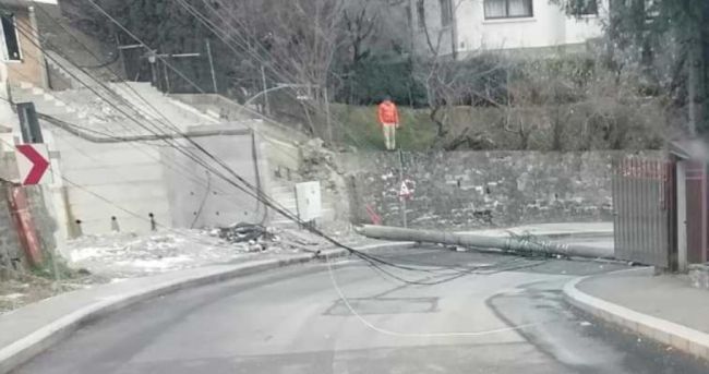 Vânt puternic cu rafale de până la 130 km/h afectează orașul Sinaia