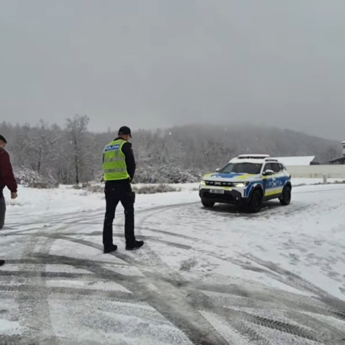 Viscolul reduce vizibilitatea și afectează carosabilul cu suluri de zăpadă