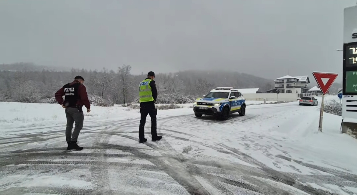 Viscolul reduce vizibilitatea și afectează carosabilul cu suluri de zăpadă