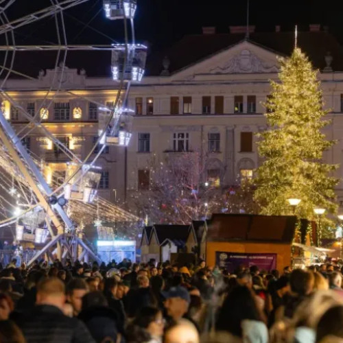 Cluj-Napoca păstrează atmosfera festivă cu târguri și lumini de sărbători