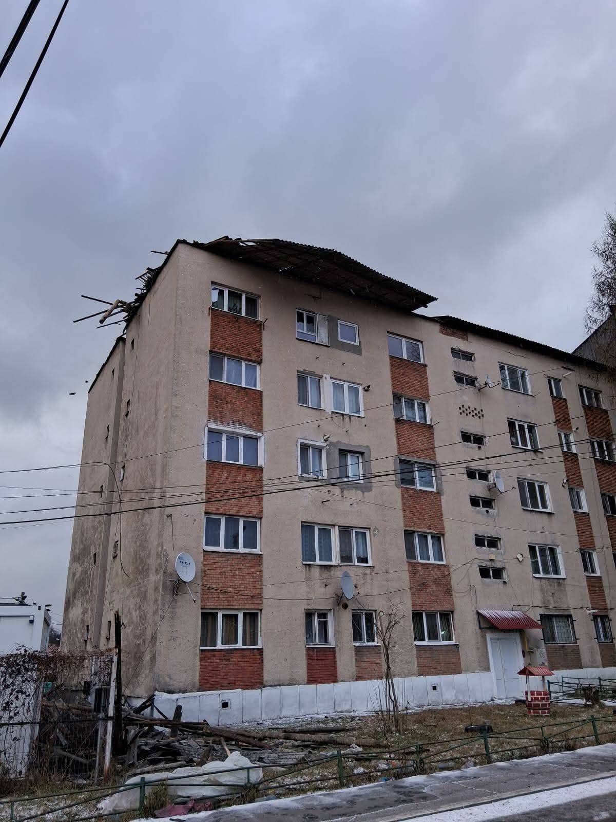Vântul puternic afectează acoperișurile a două blocuri din Lupeni