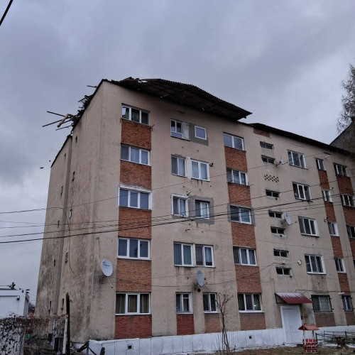 Vântul puternic afectează acoperișurile a două blocuri din Lupeni