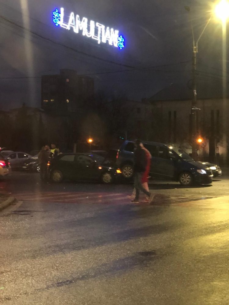 Accident cu trei mașini complică traficul la intersecția Bulevardului Independenței cu VIVO Mall