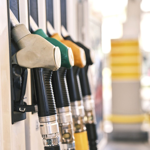 România își ajustează prețurile carburantului: ieftiniri la final de 2025, majorări de la începutul anului 2026