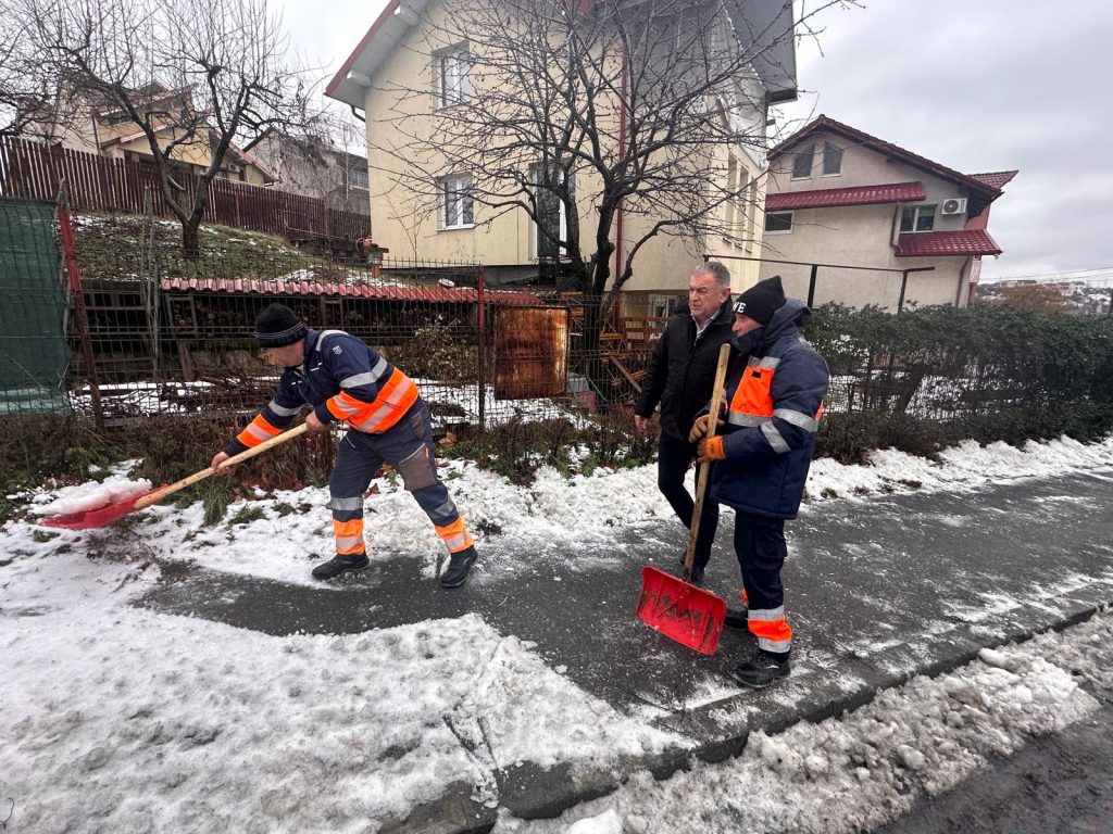 Pitești asigură circulația după ninsorile recente cu intervenții ample în oraș