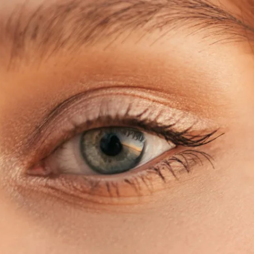 Experții explică cum să alegi și să aplici corect fondul de ten pentru un machiaj natural