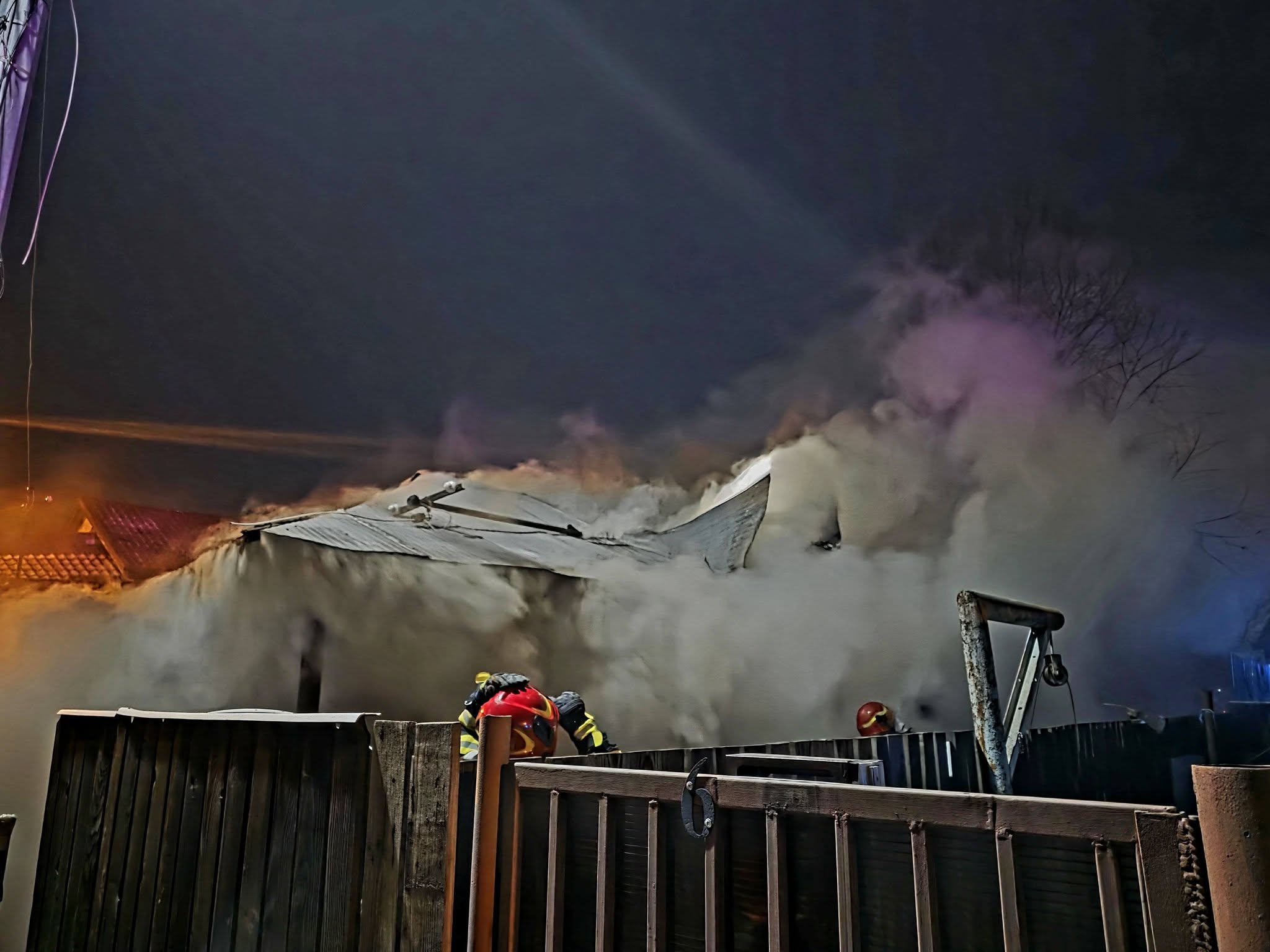Incendiu puternic izbucnește într-o locuință din Giurgiu înainte de Revelion