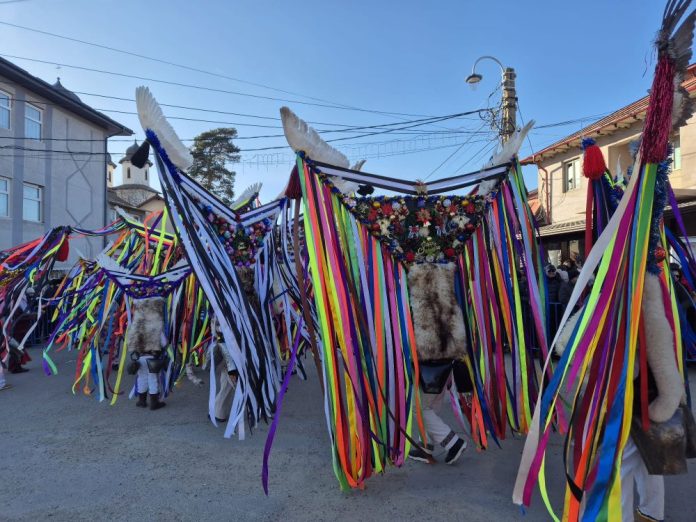 Tradiția colindătorilor cu măști uriașe animă prima zi a anului în comuna Păunești