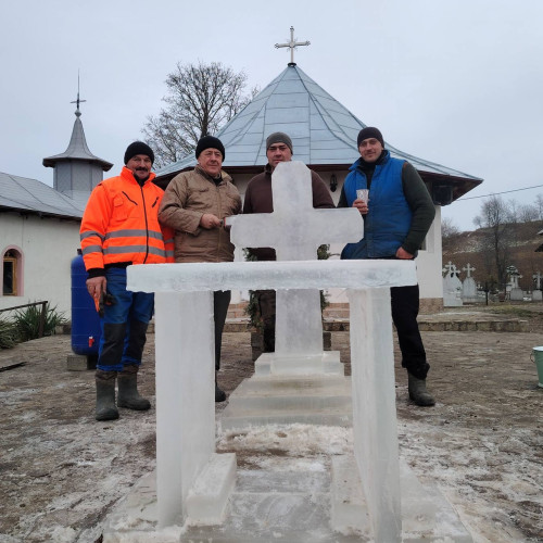 Locuitorii din Oroftiana păstrează tradiția crucii de gheață de Bobotează