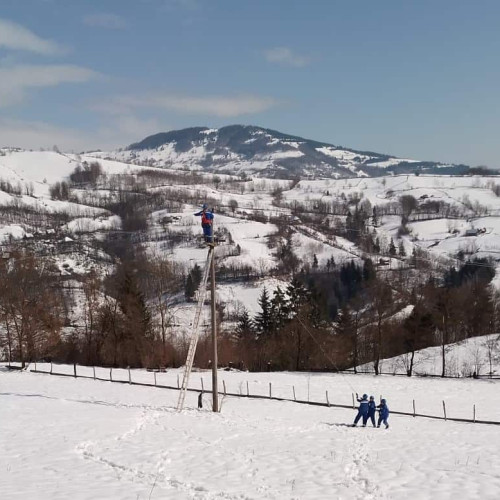 Aproape 8000 de locuitori din Alba rămân fără energie electrică după ninsorile recente
