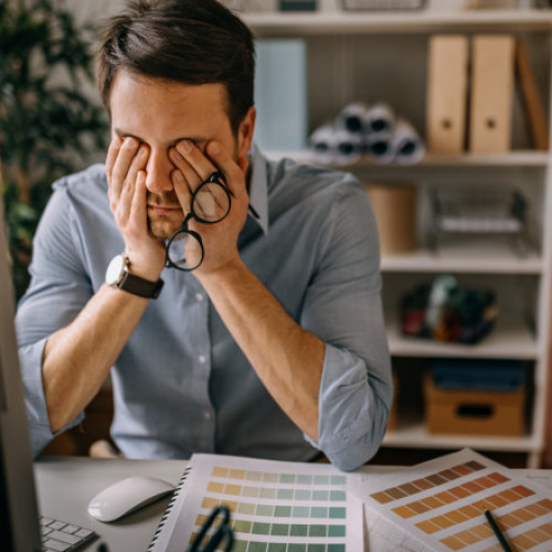 Românii pot primi concediu plătit pentru epuizare profesională fără certificat medical