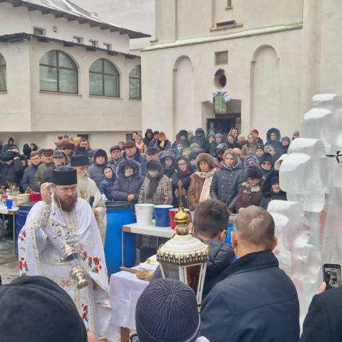 Botoșănenii sărbătoresc Boboteaza cu slujbe și tradiții în aer liber