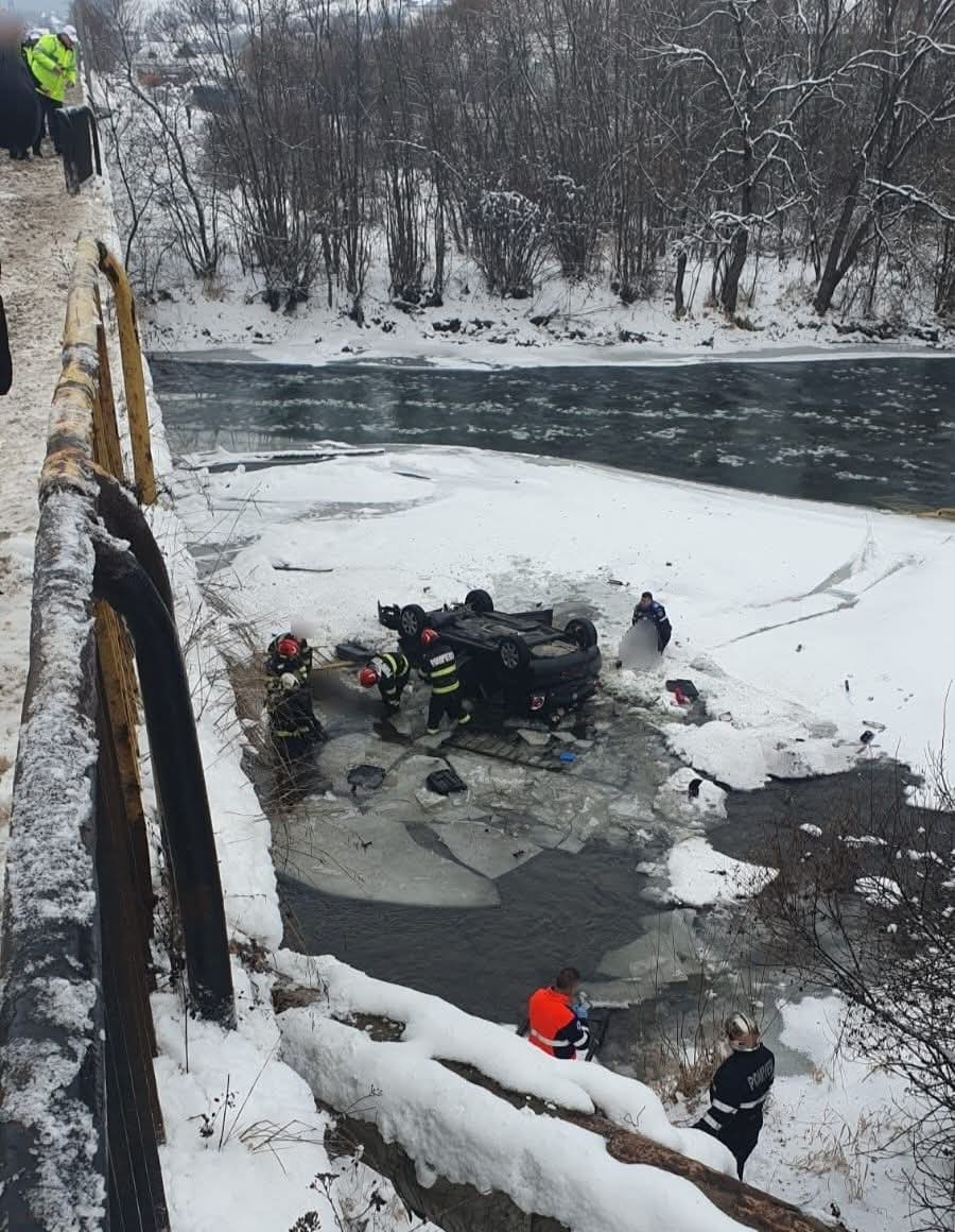 Șase persoane, între care patru copii, salvate după un accident în Vatra Dornei