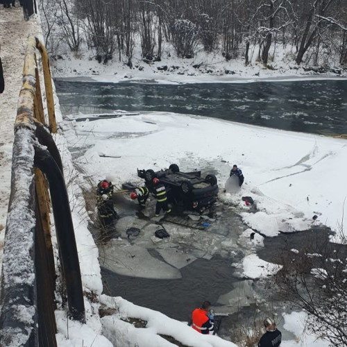 Șase persoane, între care patru copii, salvate după un accident în Vatra Dornei
