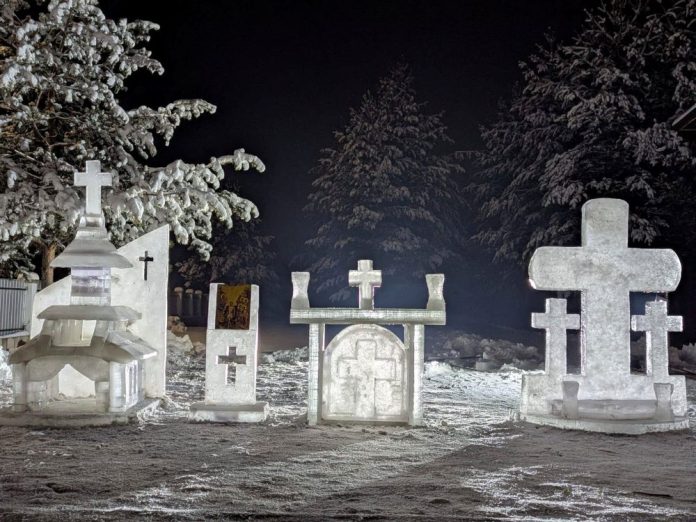 Locuitorii din zona montană a Vrancei păstrează tradiția crucilor de gheață de Bobotează