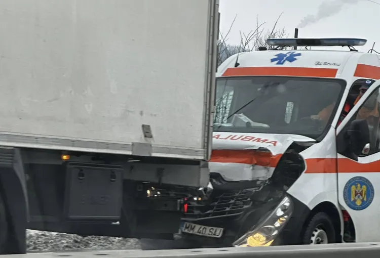 Accident între o ambulanță și un TIR la semafor în localitatea Jucu
