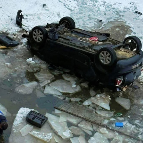 Șase persoane, între care patru copii, implicate într-un accident rutier grav la Vatra Dornei