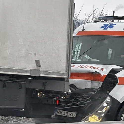 Ambulanță din Maramureș a fost implicată într-un accident cu un TIR în Jucu, Cluj