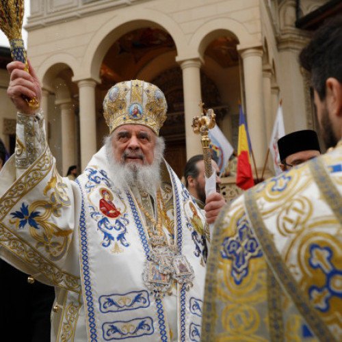 Credincioșii celebrează Boboteaza prin slujbe și procesiuni în marile orașe