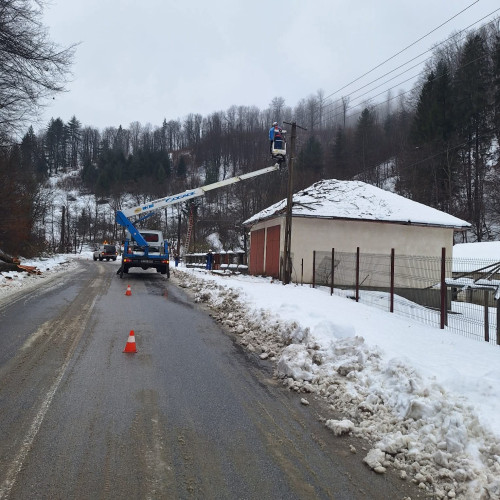 Hunedoara are încă 11 localități fără energie electrică, echipe suplimentare intervind