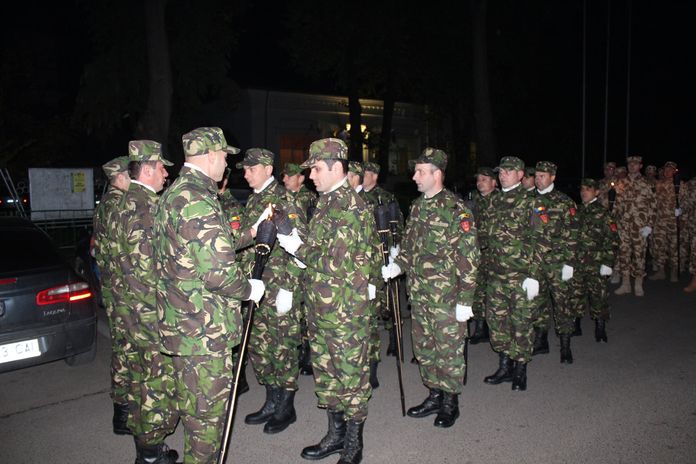 Românii sunt aproape împărțiți în privința reintroducerii serviciului militar obligatoriu, arată sondajul Avangarde