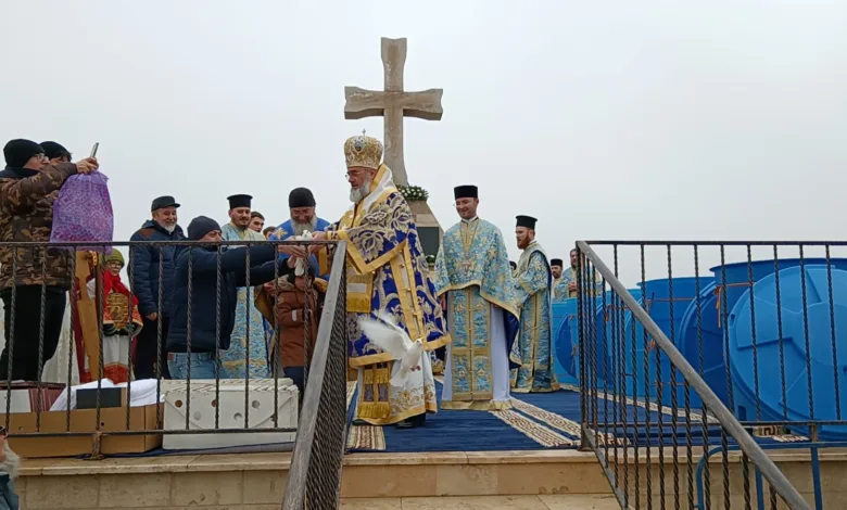 Buzoienii au celebrat Boboteaza prin tradiționala procesiune și scufundarea în râul Buzău