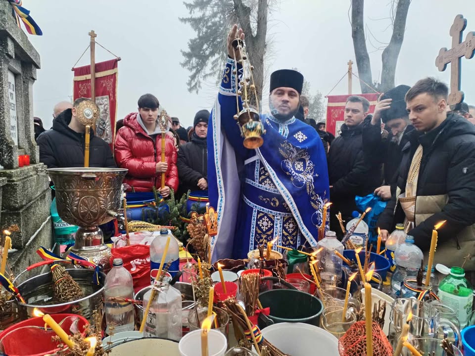 Credincioșii din Dorohoi au celebrat Boboteaza cu slujbă și binecuvântări la morminte