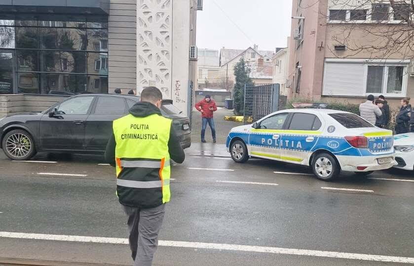 Doi bărbați mor după ce cad de pe un bloc în Arad de Bobotează