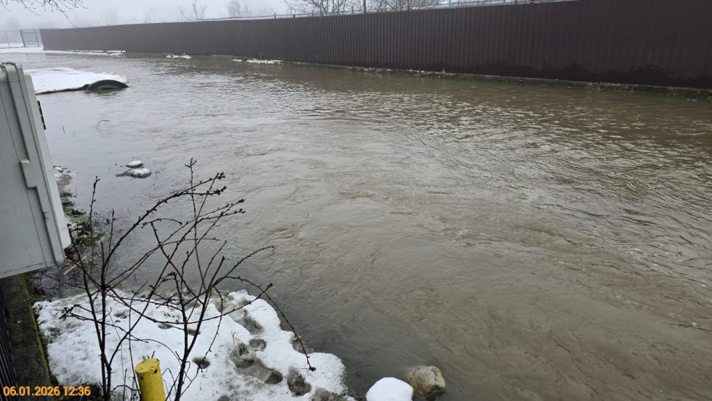 Inundații locale în Târgu Jiu după topirea zăpezii, autoritățile acționează