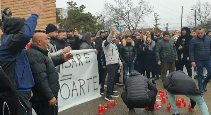 Zeci de persoane protestează după decesul unui tânăr rănit într-un accident rutier