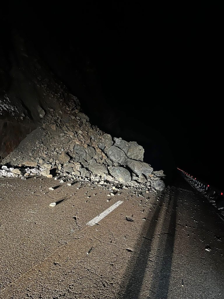 Traficul se desfășoară cu dificultate pe DN 57 din cauza unei căderi de pietre