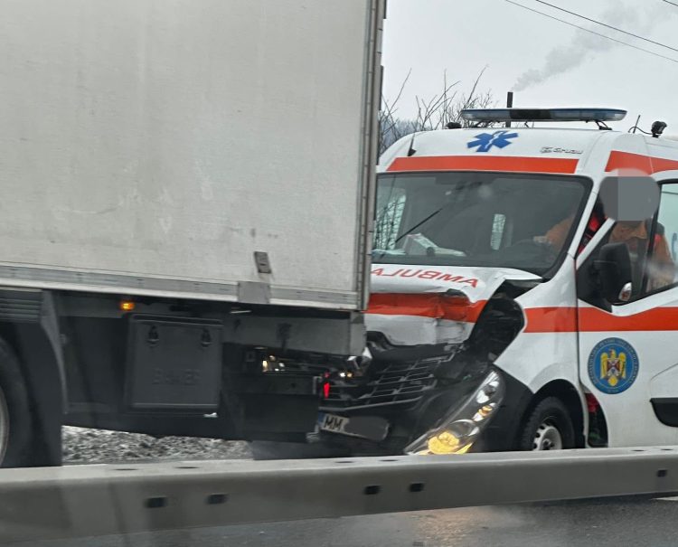 Ambulanță implicată într-un accident pe DN1C în localitatea Jucu fără victime