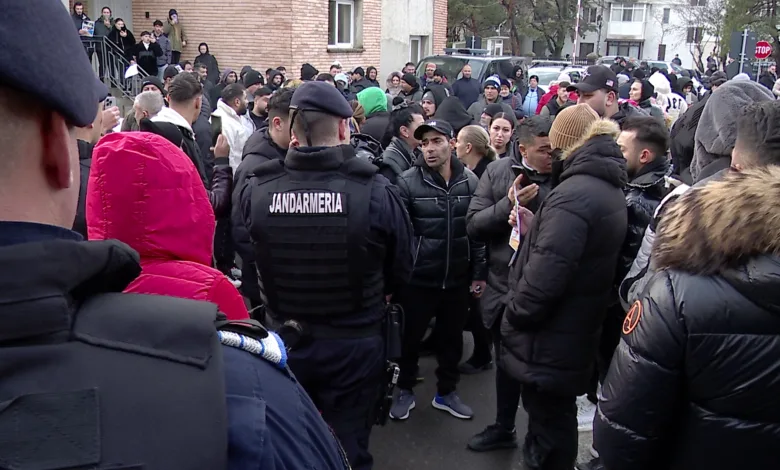 Zeci de persoane protestează la Spitalul Judeţean după decesul unui tânăr rănit în accident