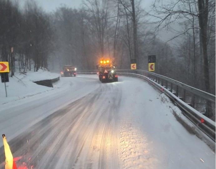 Ploaia și ninsoarea au creat polei și condiții dificile pe drumurile din județ