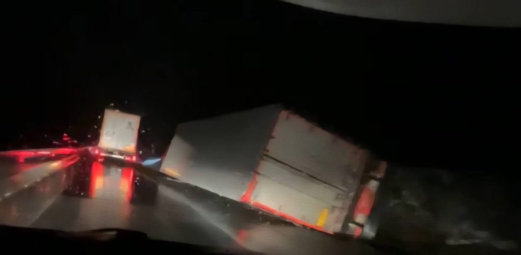 Autotren răsturnat pe DN 56A în zona Dealului Stârmina