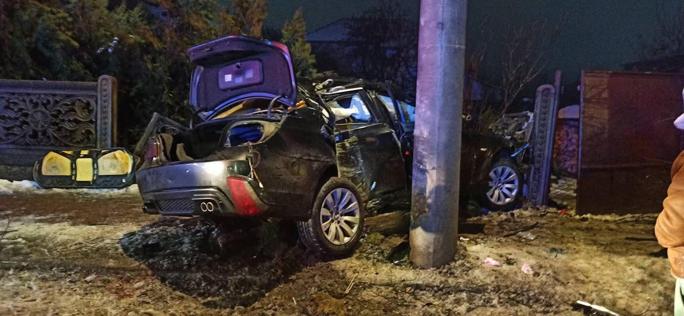 Șofer și pasageră grav răniți după un accident pe un bulevard din Bistrița