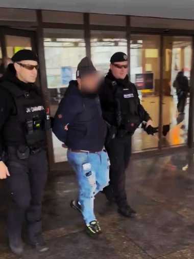 Jandarmii din Bacău au prins un bărbat cu spray iritant și cuțit în zona Gării