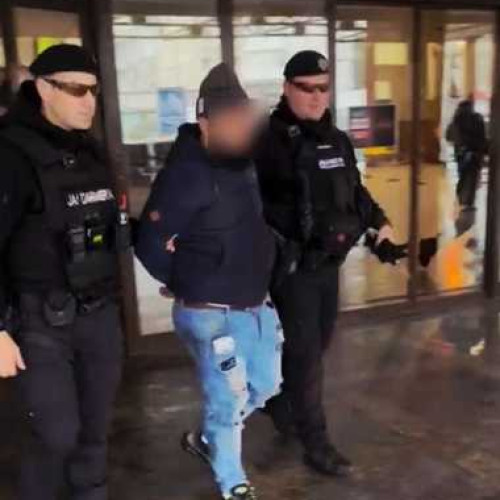 Jandarmii din Bacău au prins un bărbat cu spray iritant și cuțit în zona Gării