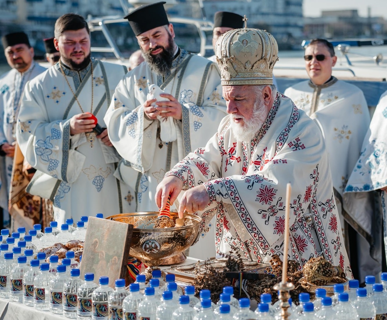 Episcopul Tulcii oficiază slujba de Bobotează și aruncarea Sfintei Cruci în Dunăre