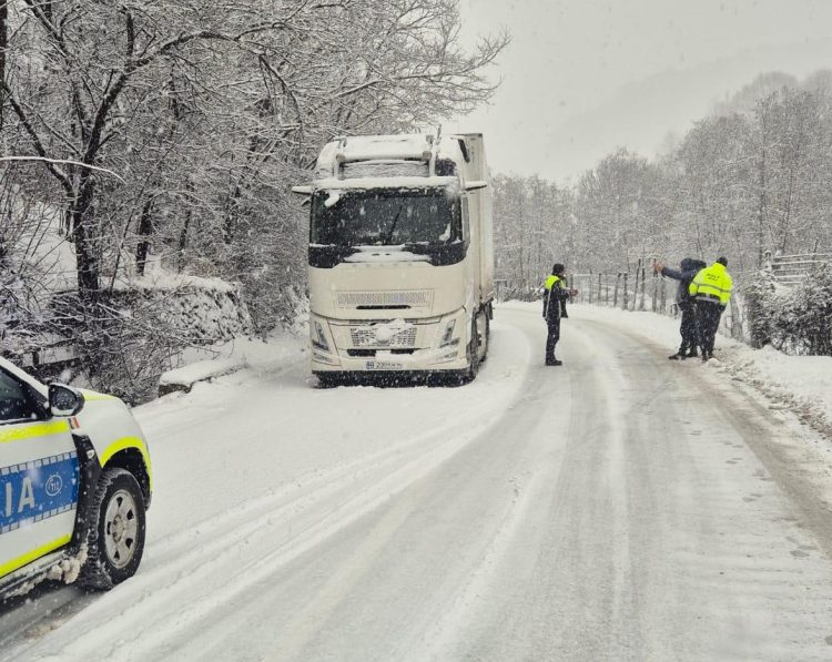 Poliția restricționează temporar traficul pe DN 17C din cauza condițiilor meteo