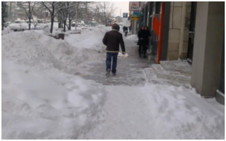 Locuitorii reclamă trotuare nepracticabile pe strada Eugen Ionesco din cauza zăpezii și gheții