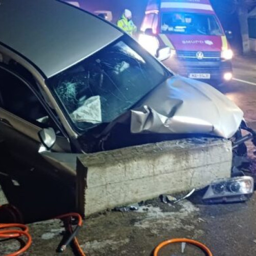 Patru tineri răniți după ce un BMW s-a izbit de un cap de pod la Zvorîștea