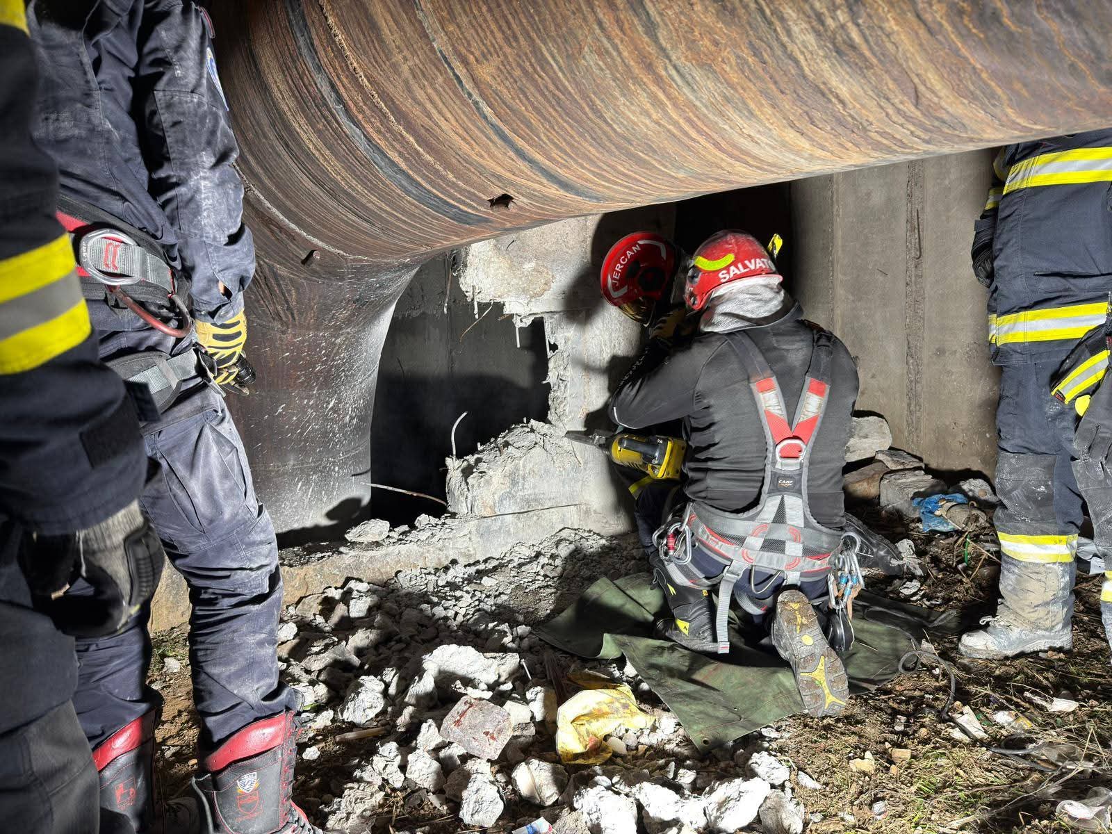 Tânăr de 21 de ani blocat două zile într-un canal din Sectorul 5, salvat de trecători