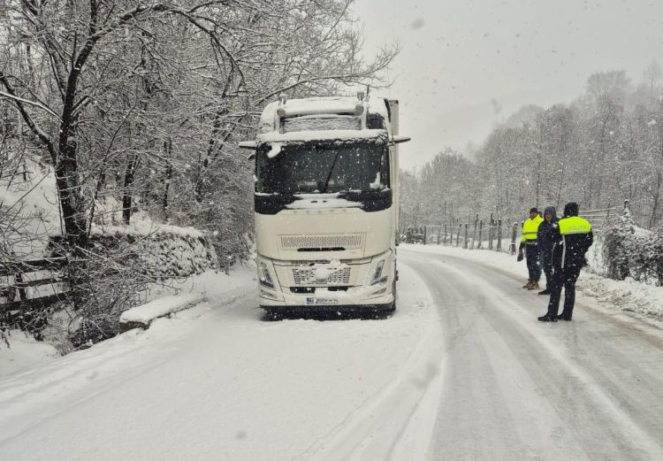Polițiștii au intervenit la peste 2.100 de solicitări și au reținut 323 de permise de conducere în 24 de ore