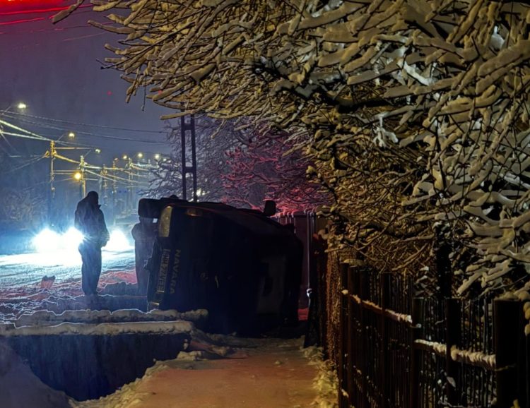 Un autoturism s-a răsturnat pe DN 1C între Lăpușel și Hideaga în Maramureș