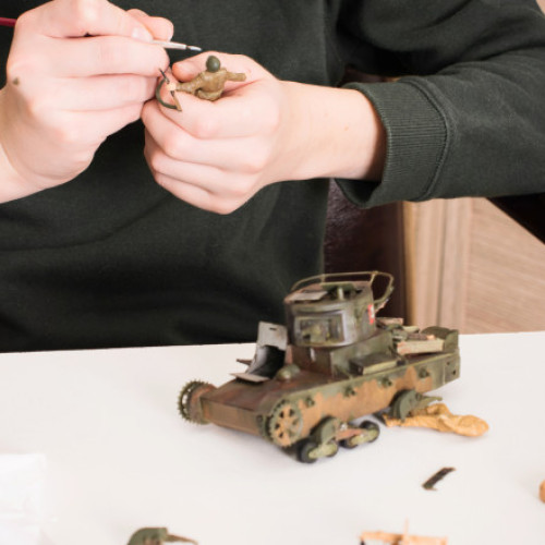 Părinții ruși evită jucăriile cu tematică militară, în ciuda promovării armatei