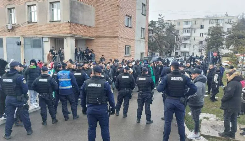 Proteste și tensiuni la Spitalul Județean după decesul unui tânăr implicat într-un accident rutier