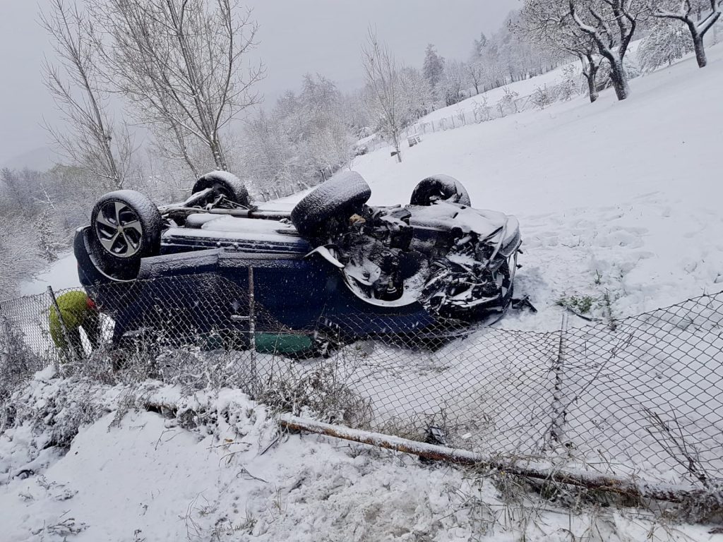 Trei persoane, printre care doi copii, rănite după un accident în comuna Băiculești
