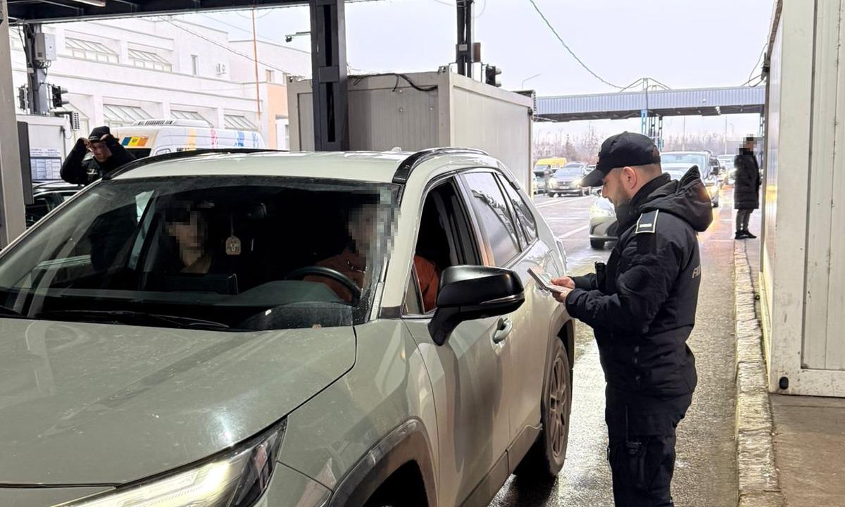 Poliția de frontieră anchetează un cetățean moldovean pentru prezentarea unui permis de conducere fals