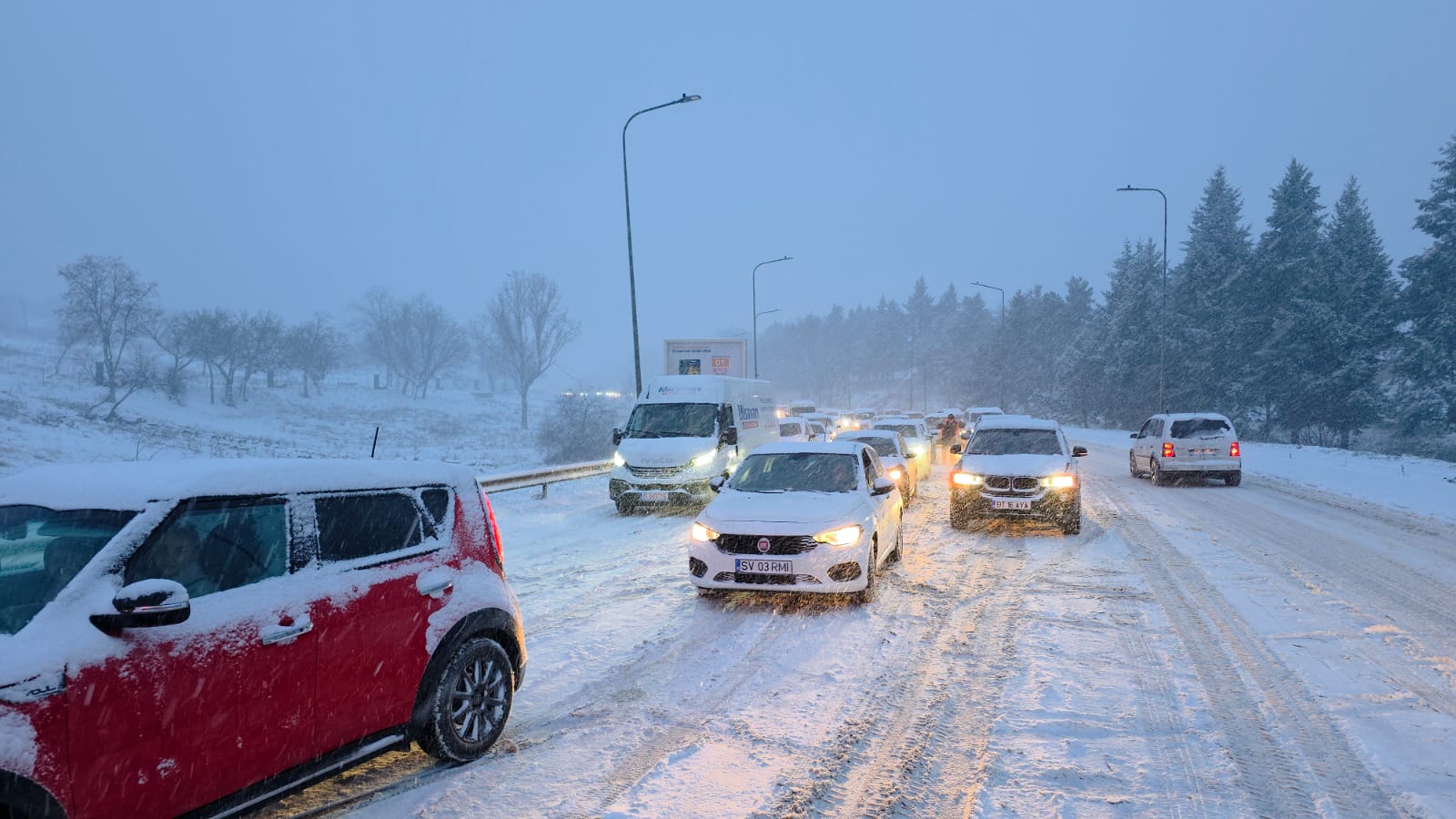 Circulația blocată la intrarea în municipiul Botoșani din cauza poleiului și zăpezii